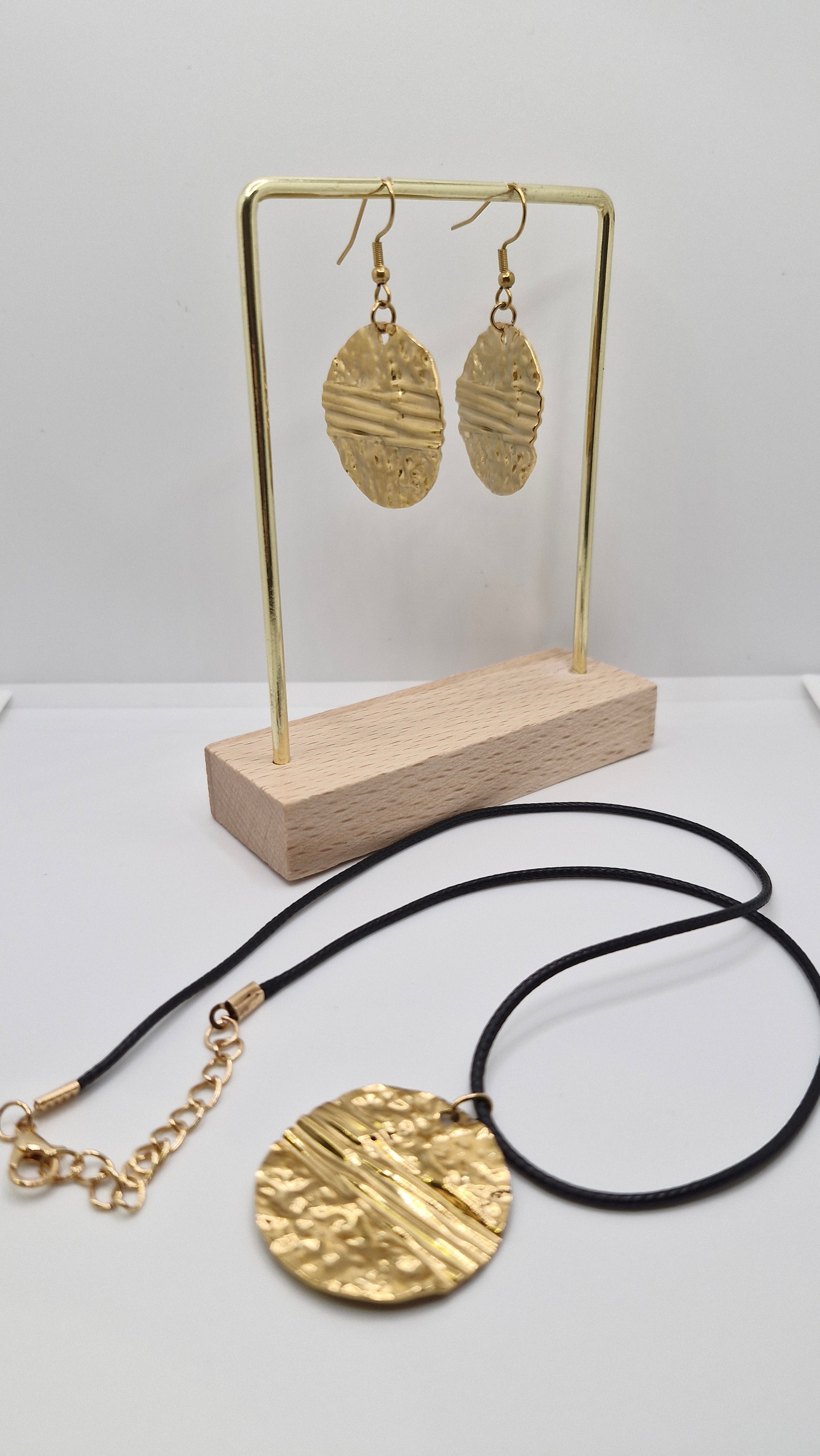 Jewellery set including stainless steel earrings and circle pendant, with free selenite strip