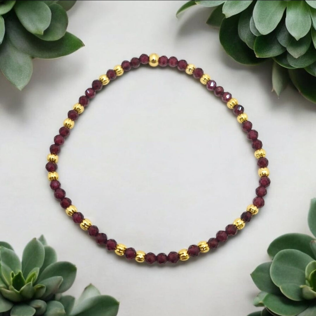 3mm Garnet stretch bracelet with 3mm gold plated corrugated accent bead