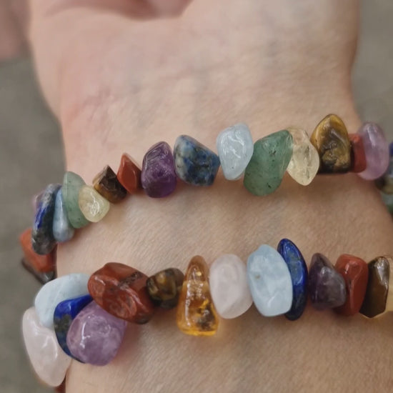 Video showing a handcrafted chakra bracelet with natural gemstone chips, highlighting two heart chakra options: Green Aventurine or Rose Quartz.